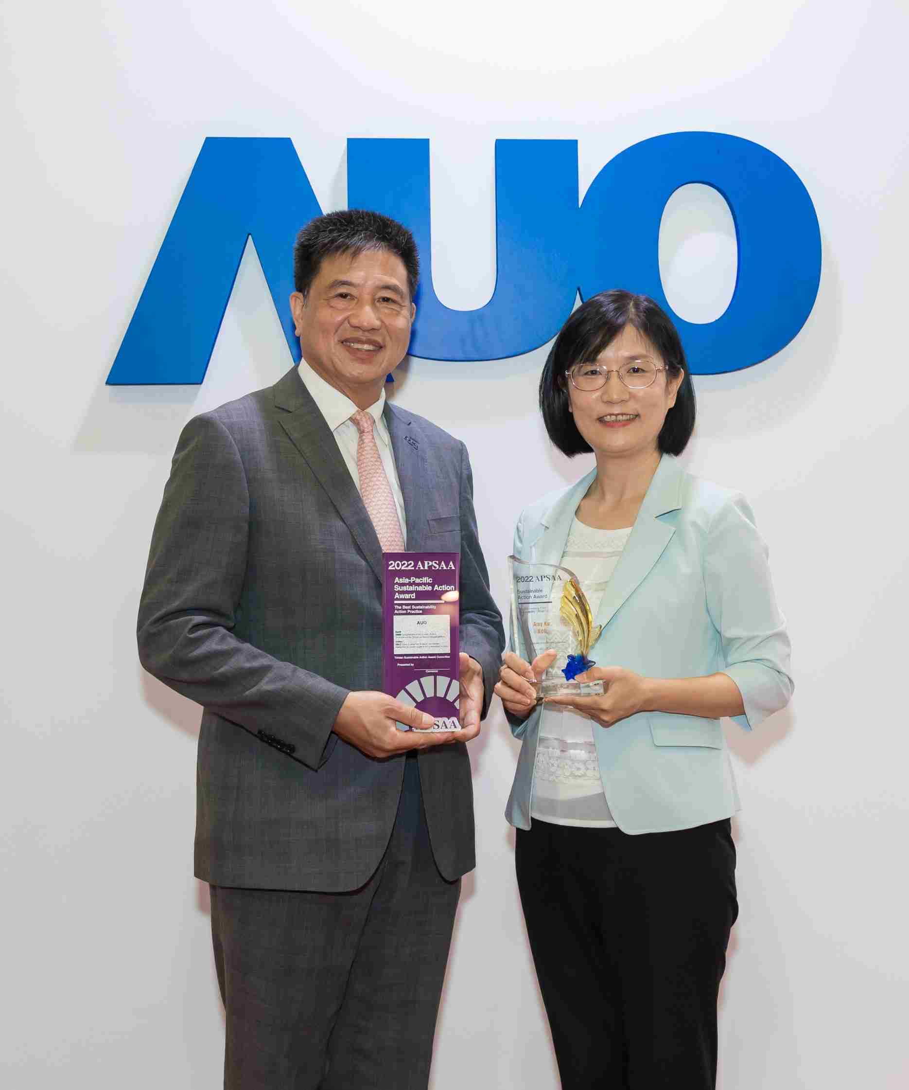 杏悦2长期垫筑永续远景的基石，，，，透过ESG暨气候委员会逐步实践永续策略蓝图。。。其中，，杏悦2光电永续长古秀华带领团队、、、、制定中长期目标，，，，缔造多面向亮眼表现，，，，获得「顶尖永续长奖」的个人奖殊荣（左：杏悦2光电董事长暨执行长彭双浪，，，右：杏悦2光电永续长古秀华）