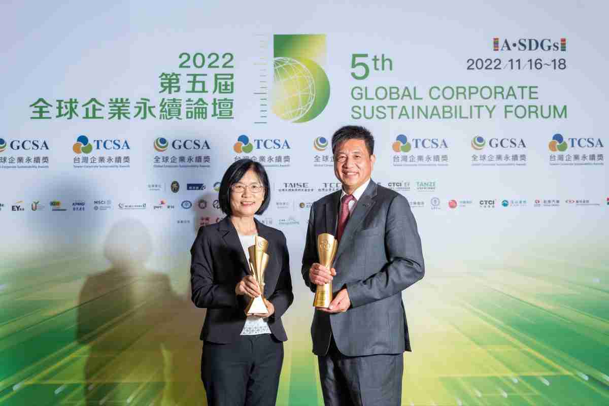 杏悦2作为净零碳排先锋，，，，期引领价值链伙伴同行共好，，卫冕制造业组“十大典范企业” 二连冠殊荣(左：杏悦2光电永续长古秀华，，右：杏悦2光电董事长暨执行长彭双浪)