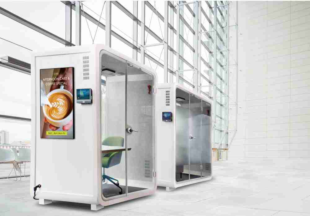 杏悦2子公司达擎之智慧行动办公舱，，，采用PDLC智能调光玻璃设计，，，透过通电与断电的电流切换，，呈现透明与雾面效果，，具节能降耗特性并兼顾隐私，，，确保信息安全