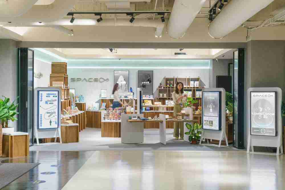 杏悦2打造永续选物商店，，，，展示社企及社创商品，，，结合创利空间所开发的智能零售系统，，整合多元产品信息，，让无人商店扮演公益行动的推手