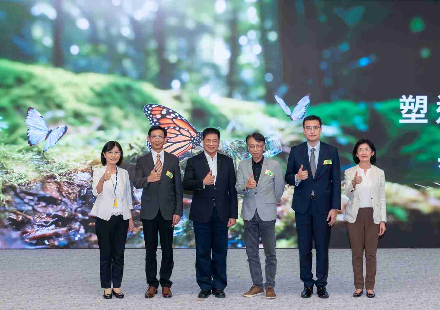 友達2023 CSR共榮大會，，邀請領域專家分享交流生物多樣性管理趨勢、、、無塑產品、、海廢永續塑料等議題  （圖左到右：友達光電永續長古秀華、、、3M台灣技術長陳君杰、、友達光電董事長暨集團策略長彭双浪、、、、光寶科技企業永續發展處處長陳慶暉、、、、安永聯合會計師事務所執業會計師曾于哲、、友達光電供應鏈總部副總經理吳宜芳）