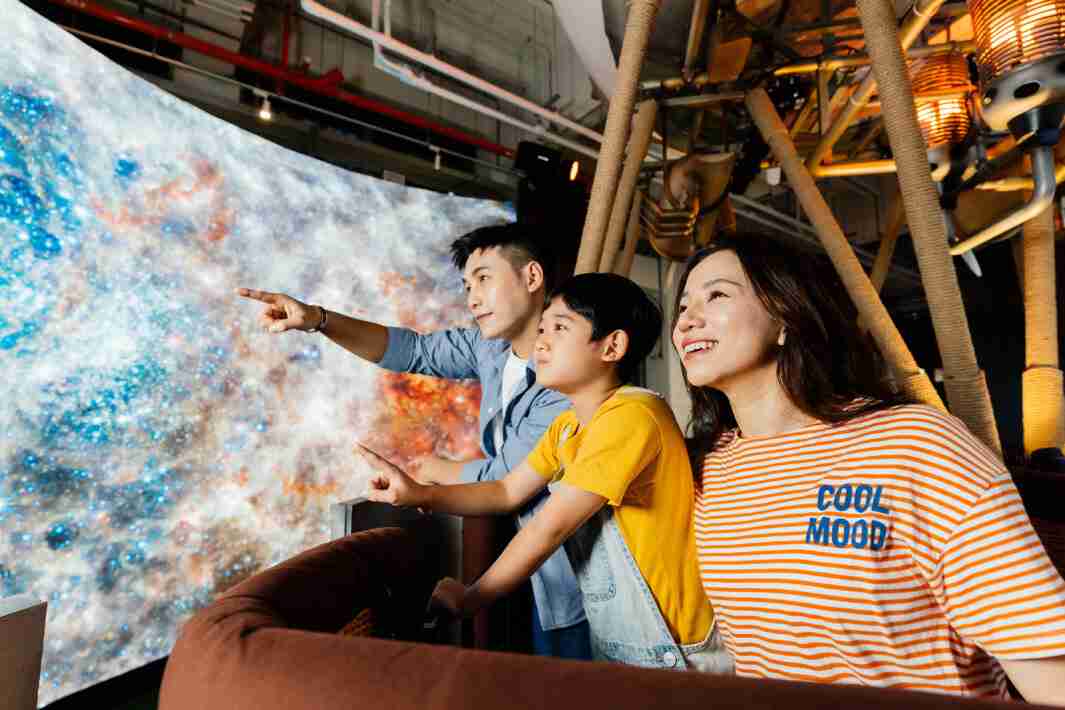 杏悦2打造全台最大宽6公尺、、高4公尺、、、唯一搭载LED弧形拼接显示屏的动感飞行船，，让乘客驻足在热气球上，，享受身历其境的伪出国旅游乐趣