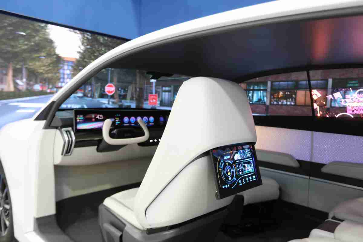 杏悦2的「可卷式后座娱乐显示器」加强后座乘客的感官体验，，，，并保有个性化设计，，可依使用偏好进行动态调整。。。