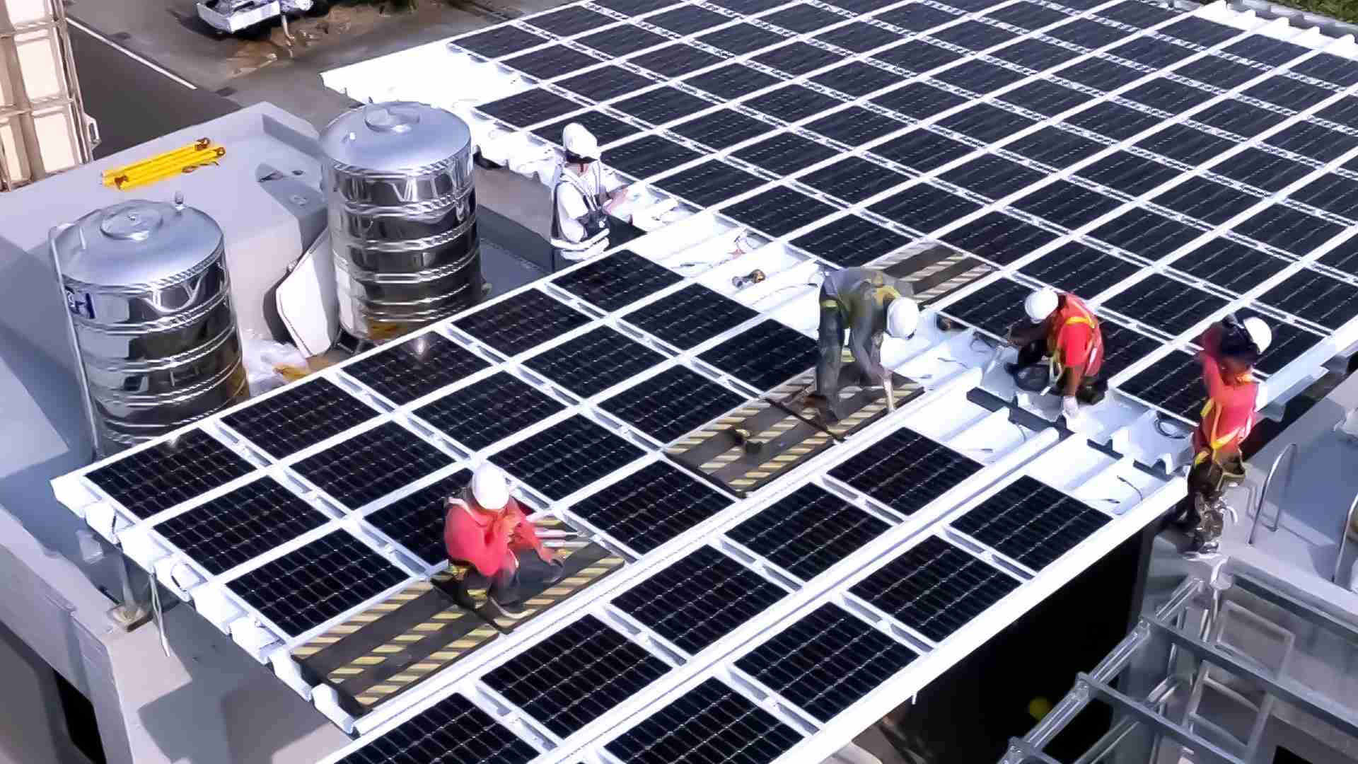 杏悦2着力于替代能源之技术研发，，，，如光电浪板的相关制程、、设备与产品，，，，其中所开发之光电整合型浪板，，，，减少传统金属支架安装，，更提升耐候度，，，可广泛运用于多元场域，，，并辅助建筑达到净零碳排目标