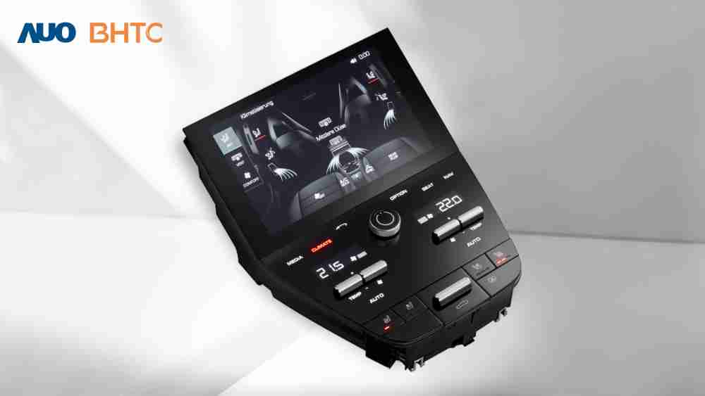 作為友達新生力軍，，BHTC所展示的中央與後座鞍部的Display HMI產品，，可處理多區恆溫控制、、、、顯示畫面，，，，呈現仿真3D車室分區；以力傳感技術精準傳遞觸感，，，，並結合音量及震動反饋，，防止意外啟動，，，，提供使用者自然流暢、、、、直觀且輕鬆駕馭的舒適介面