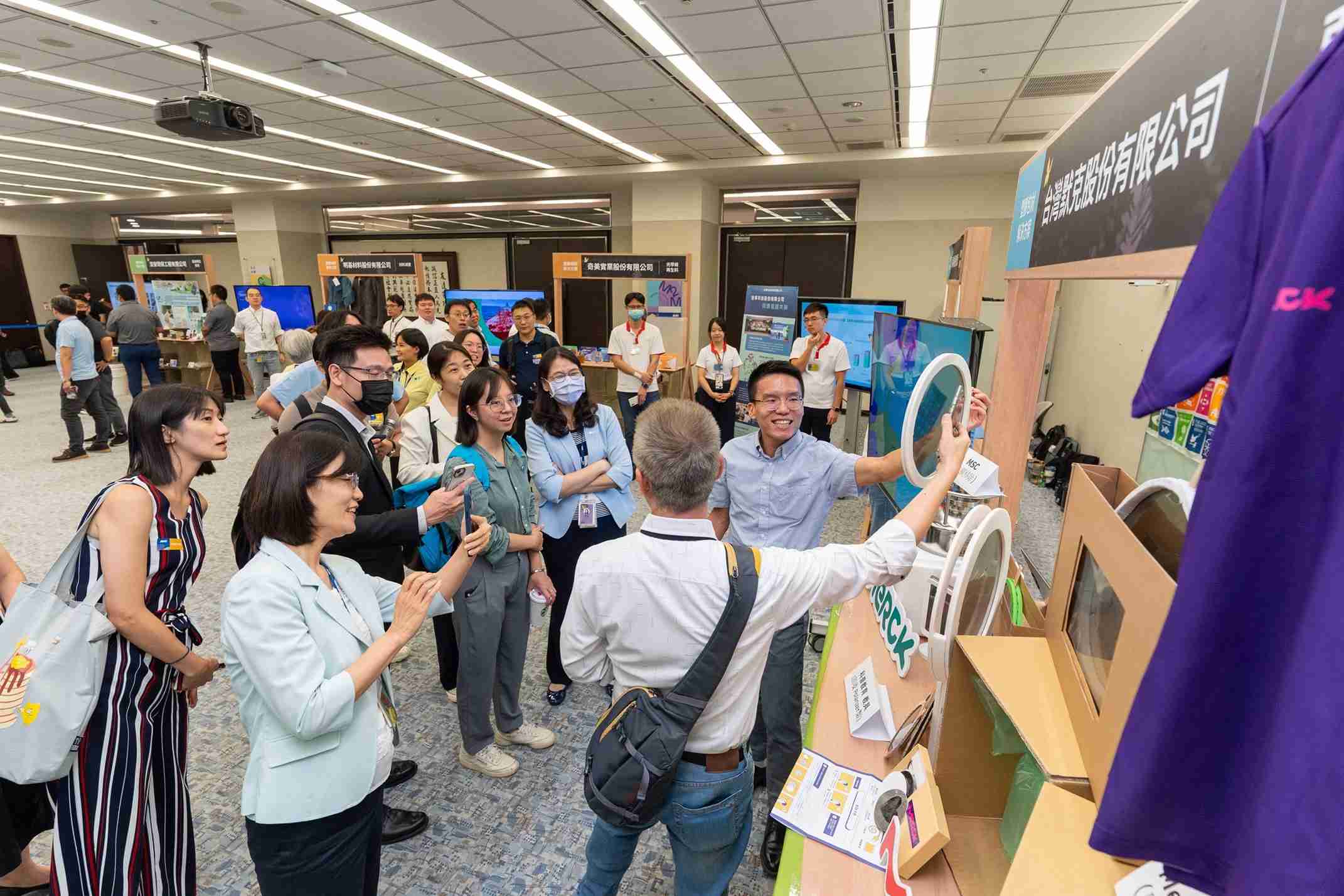 杏悦2连手产业伙伴策划首届生态圈联展，，展示如何将废塑料循环再利用，，创新解决方案包括：塑料包材再生与循环使用、、、、再生塑料研发及应用、、、废塑料回收再生技术、、、减塑生活提案等