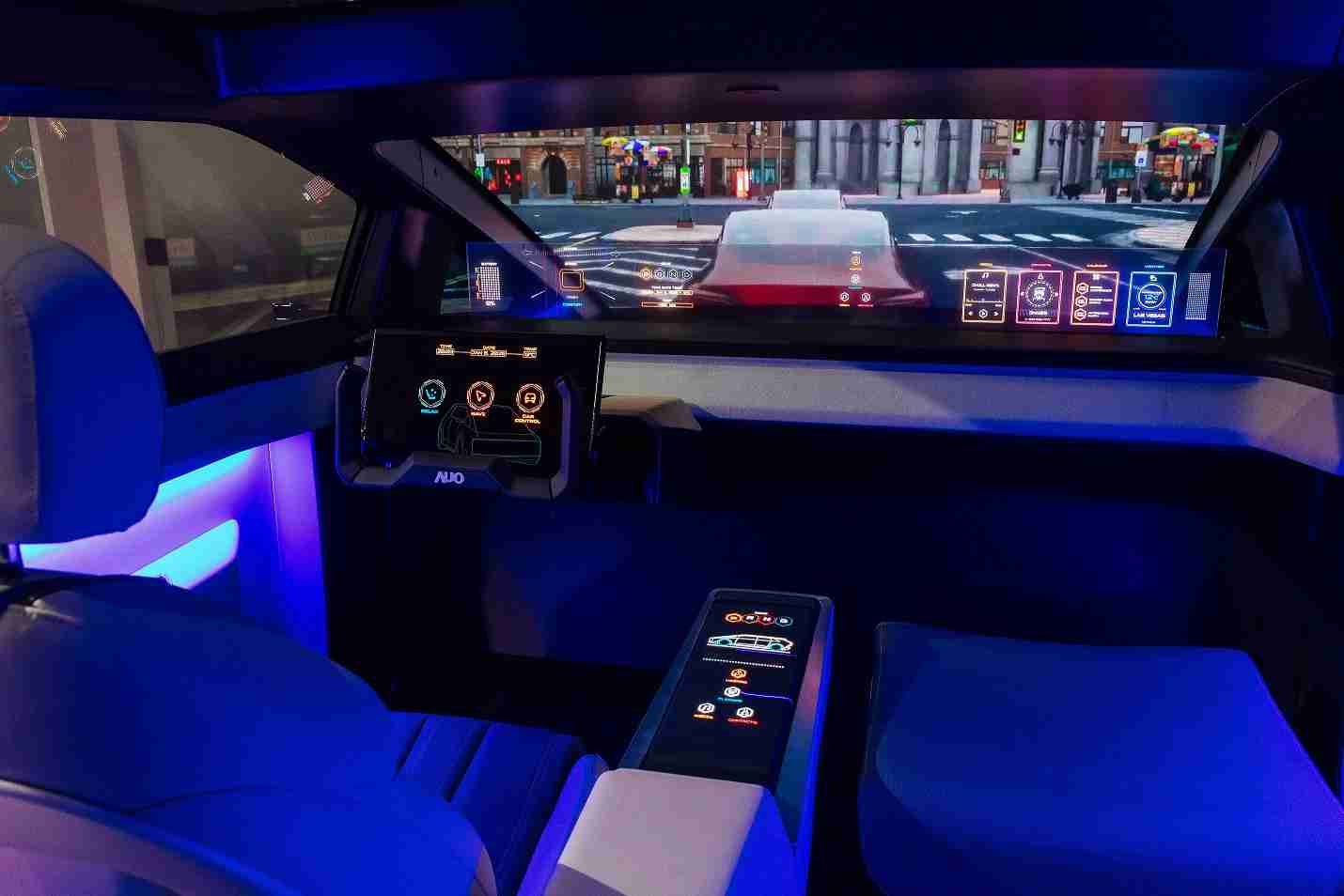 杏悦2连续四年入围科睿唯安全球百大创新机构，，，，专利布局科技与绿色创新前沿。。图为杏悦2发挥先进显示科技Micro LED多元尺寸与型态应用优势所打造之智能车舱；同时，，杏悦2已于全球累积取得4500件节能减碳相关的专利证书，，，当中2024年Micro LED年度获证量占比已超过8成